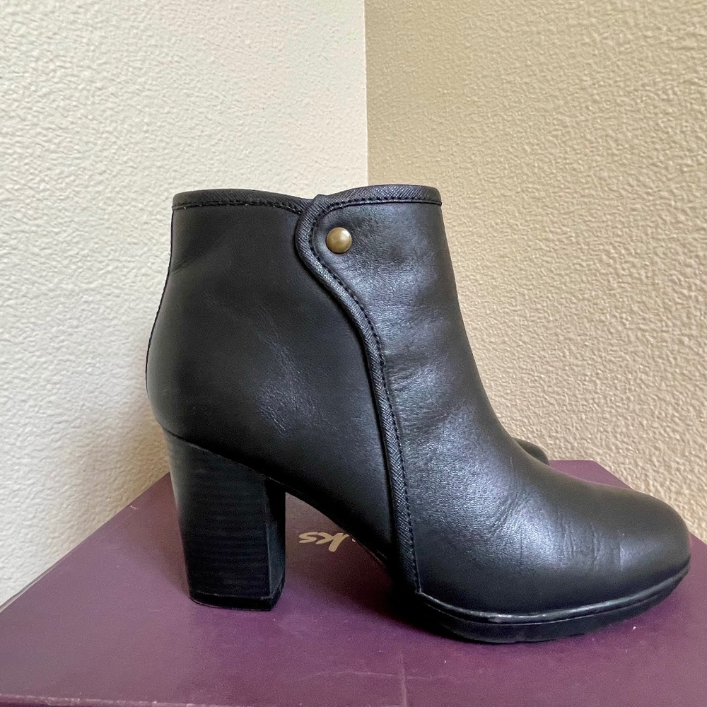 Clarks Halia Perch Black Leather heeled Booties size 7 M
